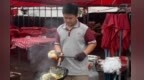 抚州13岁少年白天写作业晚上夜市炒粉 只为减轻母亲家庭负担