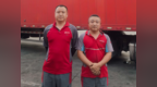 凌晨高速公路上一货车侧翻起火 两名司机挺身而出灭火救人