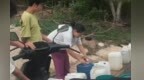 甘肃一地持续干旱数百村民背水拉水维持生计　官方回应