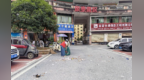 宜春市袁州区银泰广场门口垃圾堆积生了蛆 官方回应