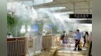 街头缕缕水雾带来江城夏日清凉