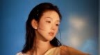 陈都灵身着白色缎面无袖长裙 气质清透温婉
