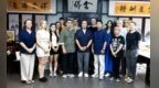 多国外籍学员跟随少林武术名家、小龙教育集团董事长陈同山学写中国书法