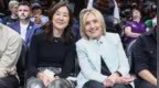 蔡崇信前妻离婚后首次公开亮相 与美国前国务卿希拉里同框观战篮球赛