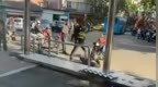 “老人被城管撞倒后离世”案开庭：亲属要求调取执法记录仪被告知没电了