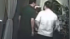 醉酒男子要跟6岁男孩一起上厕所，遭孩子家长拒绝后出手打人