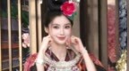 Baby 羌族服饰亮相 合照俏皮比耶