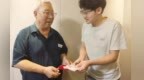 8旬老人全家12载接力助学　俩孙女攒零花钱献爱心