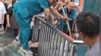 男孩在街边配电箱边玩耍时触电昏倒，当地回应