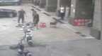 店主劝奔驰车从商铺门口挪车，被打骨折，警方回应
