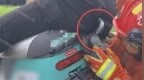 男子骑共享电单车碰撞遭意外 断裂座椅靠背扎进屁股 “钉”在车上动弹不得
