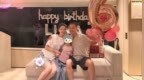 林峯包游艇为女儿庆生，47岁的他黑又瘦，6岁Luna烫头发变洋气