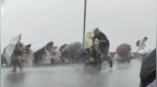 西湖突现狂风暴雨，游客瞬间被浇透！台风“白海豚”发威，景区紧急提醒