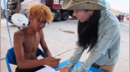 博主让小伙写妈妈，获赞200万，网友质疑其母系被拐后逃跑，博主否认