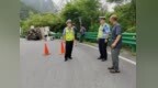 宝鸡交警：货车突发侧翻阻路 交警火速处置保畅通