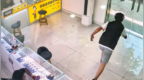 两男子假装买手机趁机抢走4部手机，店家回应