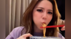 知名女歌手邓紫棋现身江西“破戒”嗦粉，直呼“美食在前，无法抗拒”