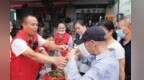 江西一90后退伍军人在医院门口“摆摊” 为患者及家属免费派送爱心餐