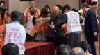 88岁国民党前主席吴伯雄上台致辞前不慎跌倒，称“会尽量活久一点”