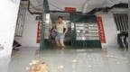 上海连续两日强降雨：积水漫过一楼住宅，市民自备皮划艇出行