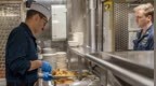 “林肯”号撑不住了？食物短缺、水兵试图跳海，美军急调航母换班