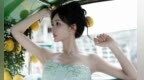 薄荷绿礼裙遇柠檬小车，孟子义演绎夏日清新天花板