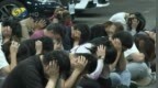 台湾北部7县市防空演习，民众躲进地铁站蹲地抱头