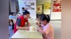 安徽长丰（双凤）经开区峰湖社区：彩绘草帽拾夏趣 童心涂鸦暖邻里