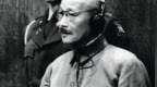 东条英机在法庭上，肩膀微微耸起