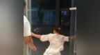 狂风中关门玻璃突然爆裂！安徽一女子被扎伤，店方回应