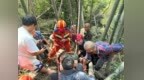 挖掘机滚落百余米山坡 驾驶员被甩出车外 益阳消防紧急营救
