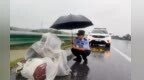 男子大雨中蜷缩路边瑟瑟发抖，共青城警民助其千里归家