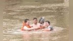 一家三口洪水中被困车顶 派出所长逆流前行四次往返救人