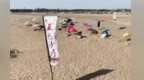 鸣沙山下“埋沙”　游客沉浸式体验敦煌沙疗独特魅力