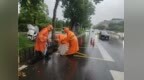 暴雨来袭 登封环卫人风雨坚守筑牢城市安全防线