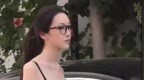李嫣与窦靖童宋妍霏聚会，穿吊带瘦成纸片人，走路姿势比妈妈王菲还霸气