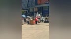 南昌一季季红火锅门店让员工大太阳下送凉茶 被指缺乏员工关怀
