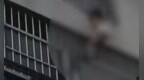 安庆一名幼童脚踩防护网从楼上坠下，市民围成一圈用被单接住