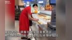 九江一超市内有顾客吸吮公筷并连续试吃多个菜品 超市回应