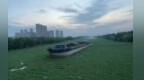 阜阳一河道被连片水葫芦覆盖，有货船被包围，管理部门回应