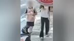 安徽淮南2名学生连拿爱心冰箱4瓶水洗手洗脚，发起人回应