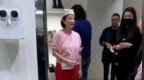 71岁林青霞在国外放飞自我，穿卫衣+红裤子好减龄，看着最多45岁