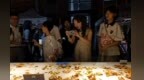 男子在景德镇卖树叶10元一片 回应：钱款将全捐给一位打扫卫生的大叔