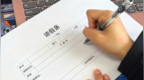 哥哥病危，弟弟请假15天遭拒，哥哥去世后返乡奔丧，回程途中遭解聘
