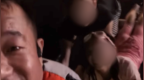 两小孩在海里游泳被救下，划桨板小伙：已经冲很远了，叫了3遍才跟我走