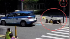 女子骑电动车闯红灯后被撞飞，交警：负主责