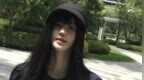 鞠婧祎小黑裙出镜 阳光下回眸格外惊艳