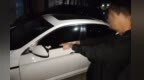 车窗后视镜频现涉黄涉诈小广告　两人凌晨张贴被抓现行