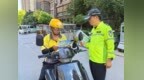 商丘交警走进社区开展交通安全知识宣传活动
