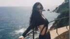 汪峰大女儿晒度假照，21岁小苹果大秀纤细蛮腰，身材气质堪比超模